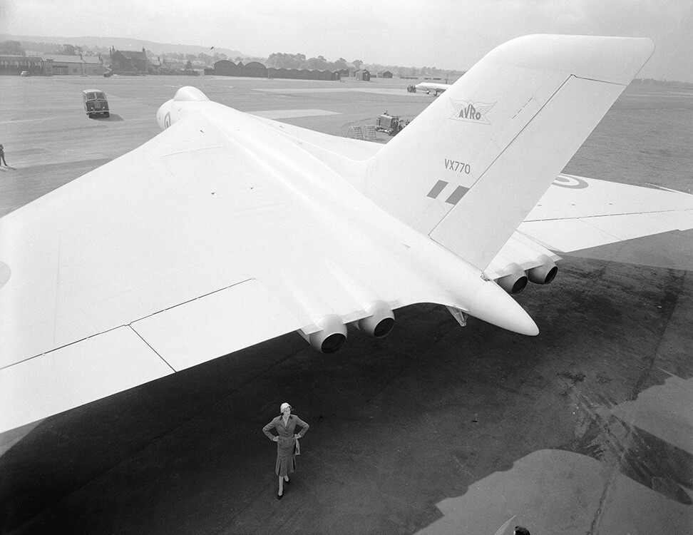 Венда Паркинсон с бомбардировщиком Avro Vulcan VX770 в костюме и пальто от Matita в лондонском аэропорту для журнала Vogue, 1951 год. Фотограф Норман Паркинсон