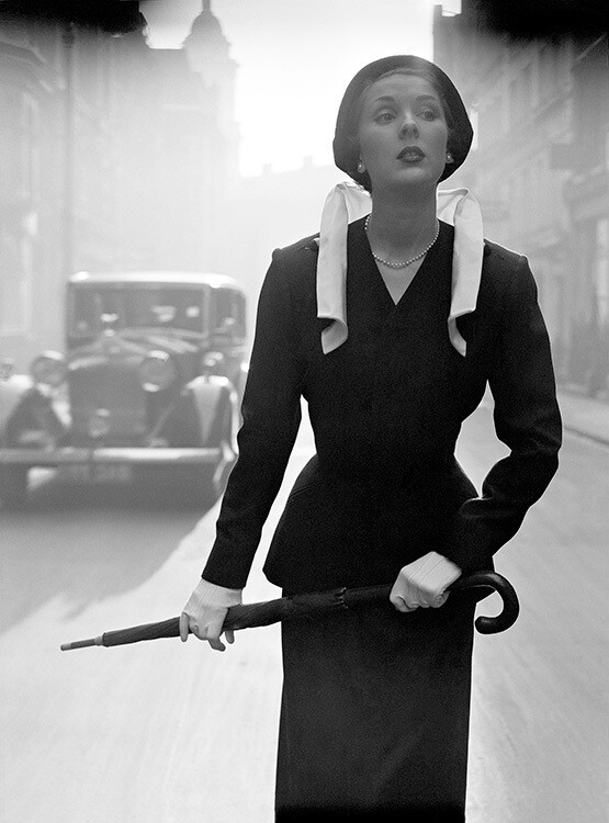 Темно-синий костюм с белым каркасным воротником от Digby Morton. Vogue, март 1949 года, в рубрике Лондонские весенние коллекции. Фотограф Норман Паркинсон