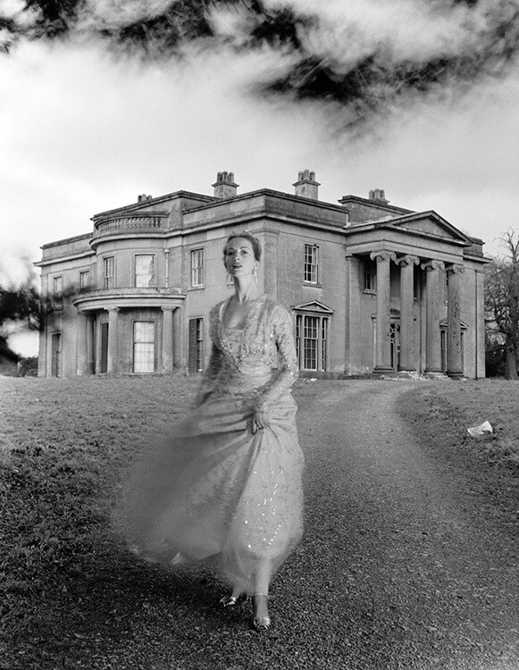 Делла Оук в вечернем платье и жакете от Norman Hartnell в Clytha Park, Монмутшир. Vogue, февраль 1951 года. Фотограф Норман Паркинсон