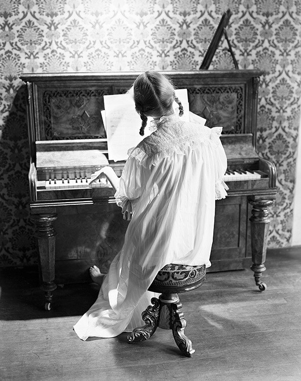 Делла Оук играет на пианино во время фотосессии для Vogue, 2 февраля 1948 года. Фотограф Норман Паркинсон