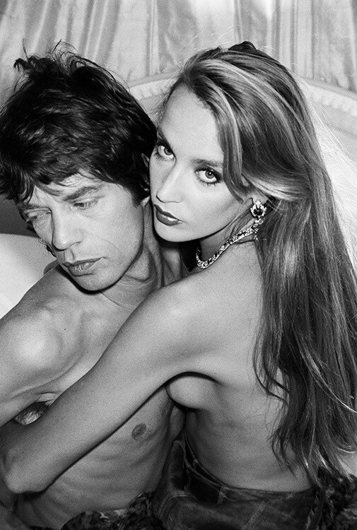 Джерри Холл с певцом Миком Джаггером из Rolling Stones на выставке в Национальной портретной галерее, Лондон, июль 1981 года. Фотограф Норман Паркинсон
