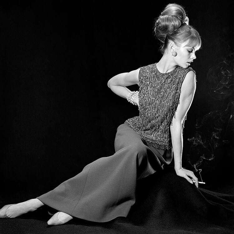 Джин Шримптон в платье Dior для Queen, ноябрь 1963 года. Фотограф Норман Паркинсон
