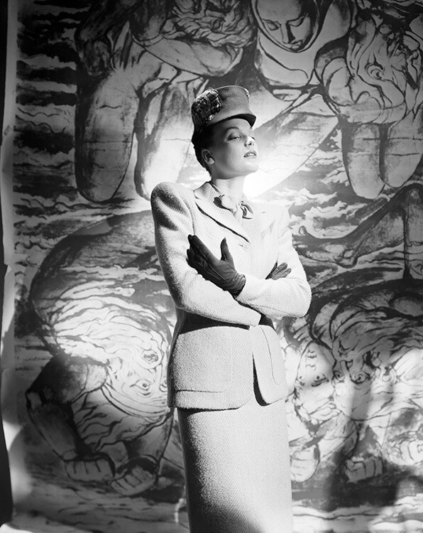 Желто-розовый костюм диагонального плетения от Lachasse. Vogue, ноябрь 1945 г., в статье Лондонские коллекции. Фотограф Норман Паркинсон