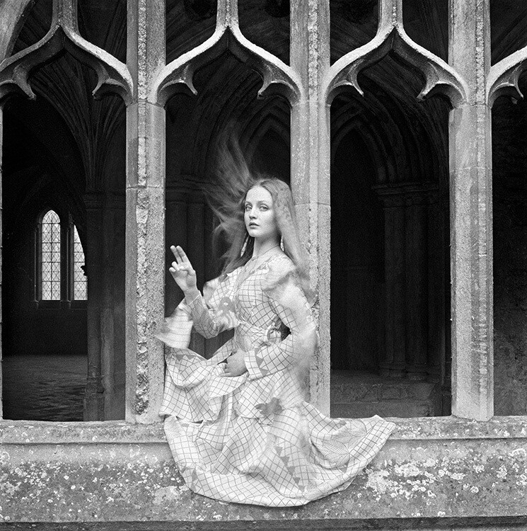 Ингрид Боултинг в аббатстве Лакок, Vogue, июль 1970 года. Фотограф Норман Паркинсон