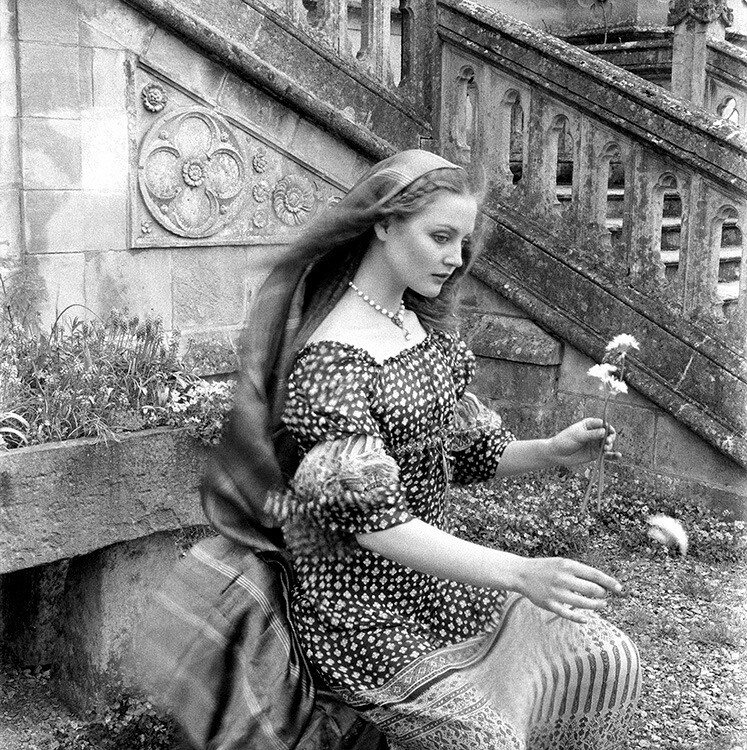 Ингрид Боултинг в аббатстве Лакок, Vogue, июль 1970 года. Фотограф Норман Паркинсон