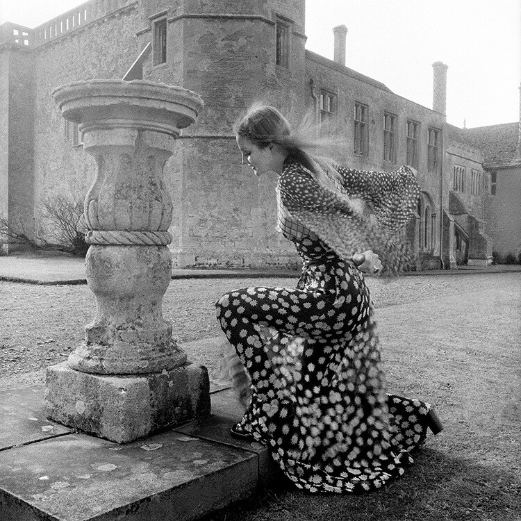 Ингрид Боултинг в аббатстве Лакок, Vogue, июль 1970 года. Фотограф Норман Паркинсон
