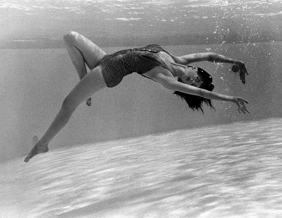 Кармен Делль’Орефиче под водой на Багамах для Vogue, 1959 год. Фотограф Норман Паркинсон