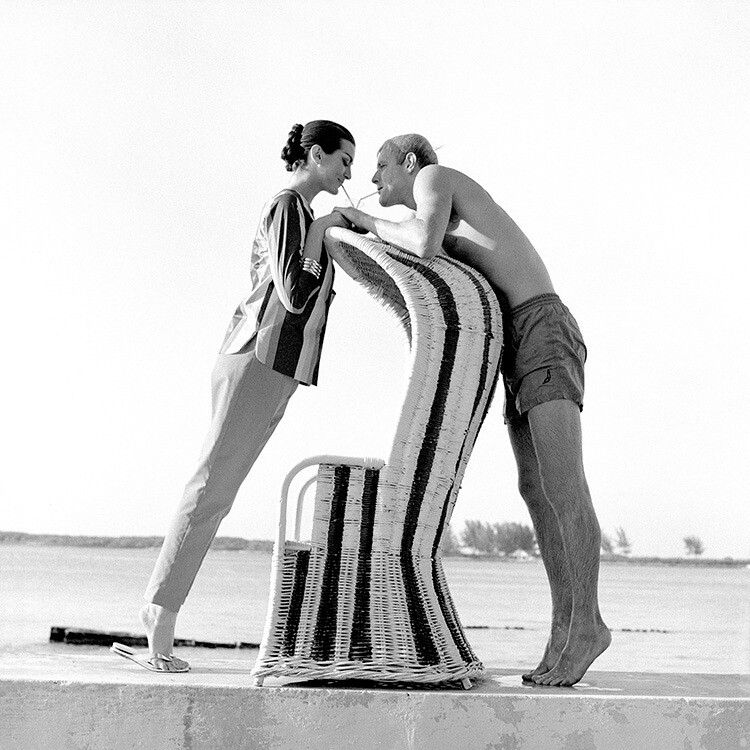 Кармен Делль’Орефиче и Чип в отеле Colonial на Багамах для журнала Vogue, июль 1959 года. Фотограф Норман Паркинсон