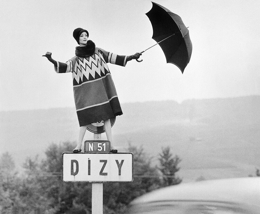 Кэтрин Пастри в пальто от Nina Ricci. Королева, 31 августа 1960 г. Фотограф Норман Паркинсон