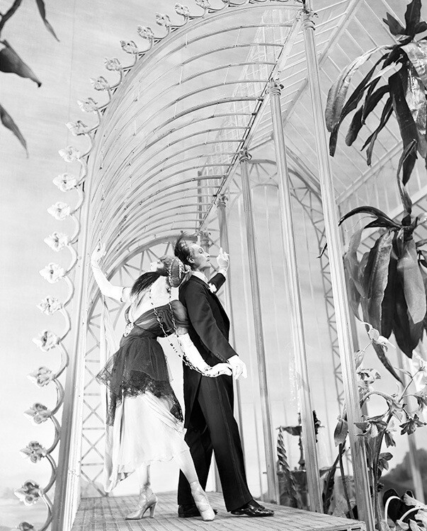 Марджори Стюарт и Ричард Уоттис в эпизоде танго в Ring Round The Moon. Вариант Vogue, март 1950 г. Фотограф Норман Паркинсон