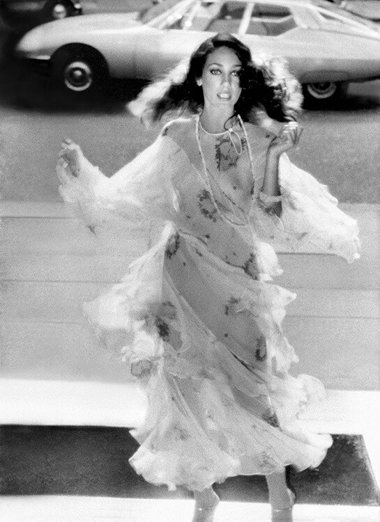 Мариса Беренсон в платье Ossie Clark для Vogue, октябрь 1973 года. Фотограф Норман Паркинсон