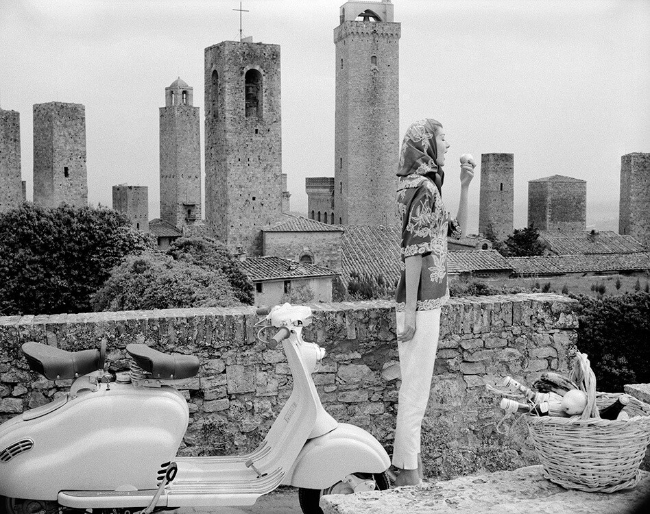 На скутере Lambretta в Сан-Джиминьяно недалеко от Флоренции. Vogue, июль 1958 г. Фотограф Норман Паркинсон