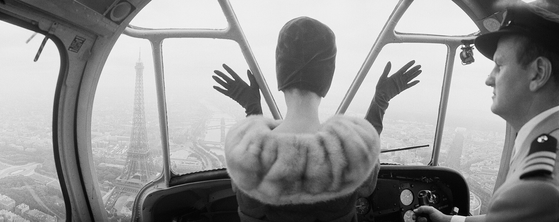 Нена фон Шлебрюгге в бархатной шляпе из бархата от Cardin. в вертолете, летящем над Эйфелевой башней. Королева, 31 августа 1960 г. Фотограф Норман Паркинсон
