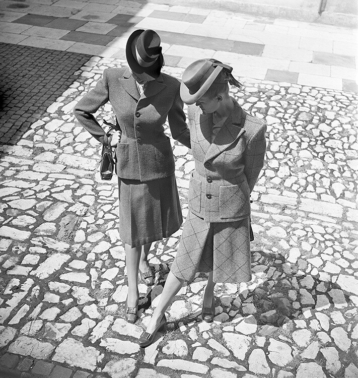 Реклама Bon Marché Liverpool в костюмах из коллекции Koupy Autumn 1943 и шляпах от Aage Thaarup. Vogue, август 1943 года. Фотограф Норман Паркинсон