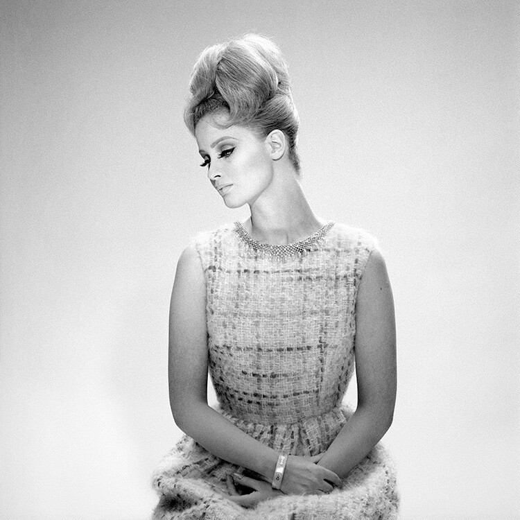 Селия Хаммонд в платье от Kiki Byrne и украшениях Kutchinsky для Queen, ноябрь 1962 года. Фотограф Норман Паркинсон
