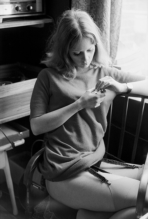 Селия Хаммонд в чулках, 1964 год. Фотограф Норман Паркинсон