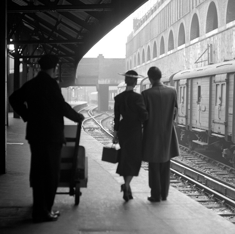 Снимок на вокзале для свадебной фотосессии для Vogue, май 1952 года. Фотограф Норман Паркинсон