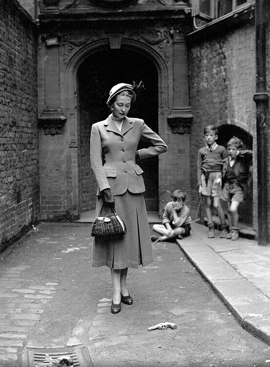Твидовый костюм от Jaeger Utility, сумка из крокодиловой кожи от Lederer, Vogue, октябрь 1948 года. Фотограф Норман Паркинсон