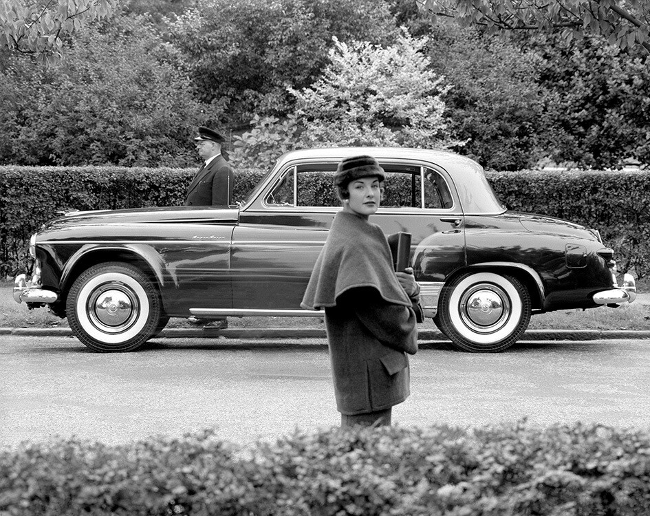 Шейла Даути позирует перед Humber Super Snipe 1955 года выпуска, сентябрь 1955 года. Фотограф Норман Паркинсон