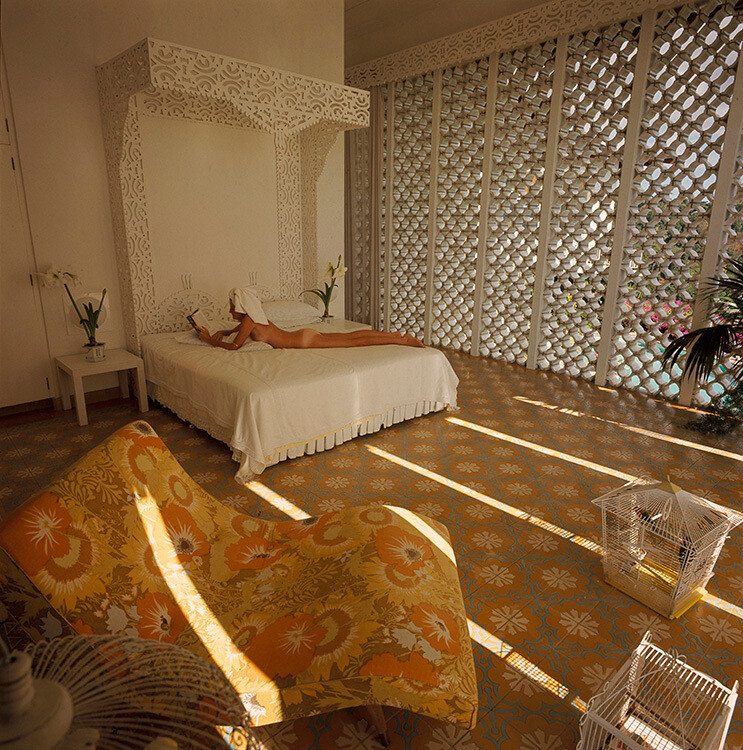 Венда Паркинсон в постели в своем доме на Тобаго, 1970 год. Фотограф Норман Паркинсон