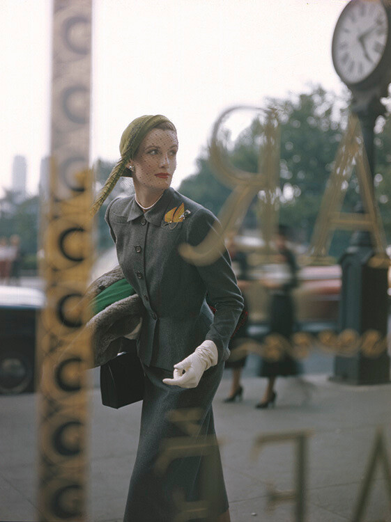 Венда Паркинсон перед отелем Sherry-Netherland, Нью-Йорк, 1949 год. Фотограф Норман Паркинсон