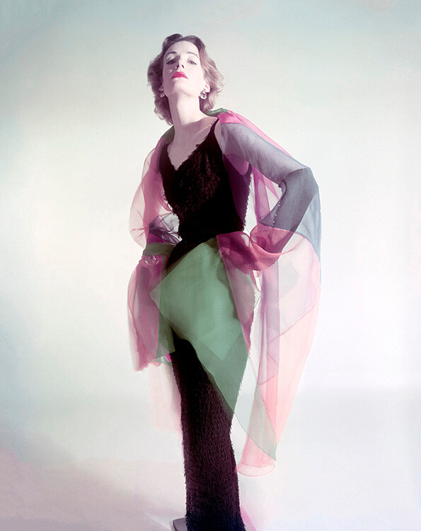 Венда Паркинсон позирует в студии Vogue, март 1951 года. Фотограф Норман Паркинсон