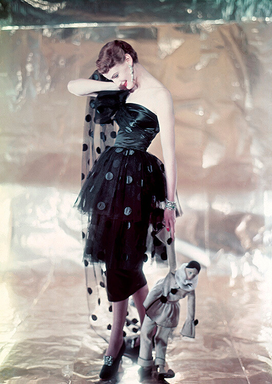 Венда Роджерсон в коротком вечернем платье от Hardy Amies. Это изображение взято с обложки Vogue за март 1952 года. Фотограф Норман Паркинсон