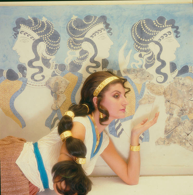Греческий писатель, синдицированный обозреватель и бизнес-леди Арианна Хаффингтон, копирующая фреску Дамы в голубом. Фотограф Норман Паркинсон
