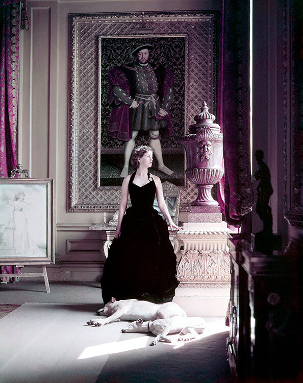 Дебора Кавендиш (урожденная Фриман-Митфорд), герцогиня Девонширская, в Золотой гостиной в Чатсуорт-Хаусе под портретом Генриха VIII работы Гольбейна. Vogue, август 1952 г. Фотограф Норман Паркинсон