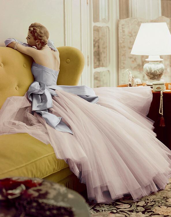 Джин Патчетт позирует в вечернем платье от Жана Дёссеса из его весенней коллекции, Vogue, май 1950 года. Фотограф Норман Паркинсон