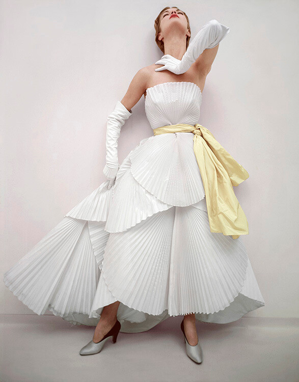Джин Пэтчетт в плиссированном платье Dior из белой тафты. Vogue, май 1950 г. Фотограф Норман Паркинсон
