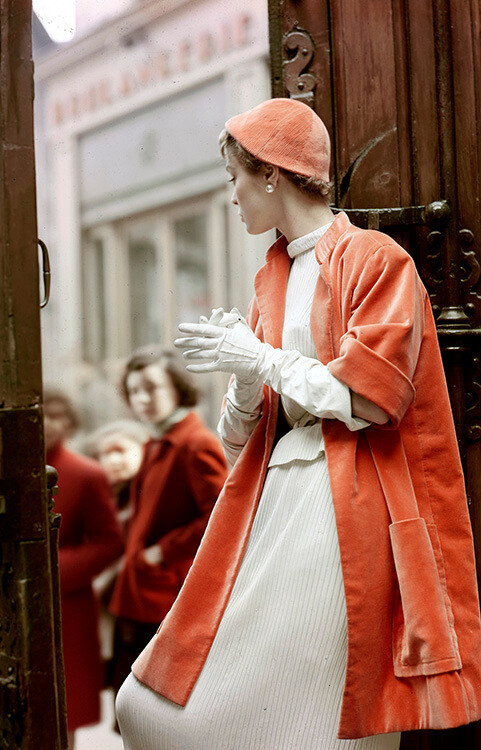 Джин Пэтчетт позирует в платье Christian Dior для Vogue, 1950 год. Фотограф Норман Паркинсон
