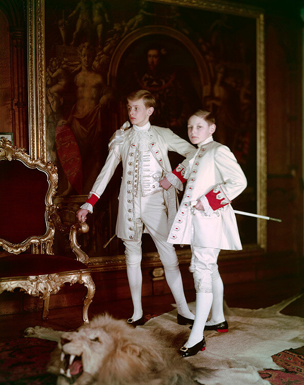 Достопочтенные Джеймс Драммонд и Дункан Дэвидсон, пажи герцога Норфолка, в замке Арундел, снятые для коронации королевы, Vogue, июнь 1953 года. Фотограф Норман Паркинсон