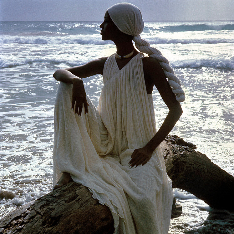 Иман, одетая в платье из марли и ткань для штор от Liberty, в заливе Кинг-Питерс-Бей, Тобаго, 1976 год. Фотограф Норман Паркинсон
