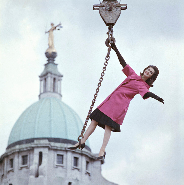 Кармен Делль’Орефиче балансирует на подъемном кране перед зданием Олд-Бейли в Лондоне, Англия, сентябрь 1960 года. Фотограф Норман Паркинсон