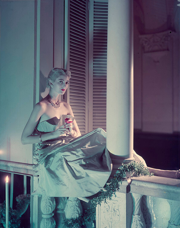Кармен Делль’Орефиче в платье от Ceil Chapman. Vogue, 1 октября 1949 г. Фотограф Норман Паркинсон