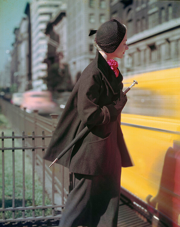 Лиза Фонсагривс на Парк-авеню в оксфордском фланелевом пальто до кончиков пальцев от Hattie Carnegie. Vogue, 1 сентября 1949 года. Фотограф Норман Паркинсон