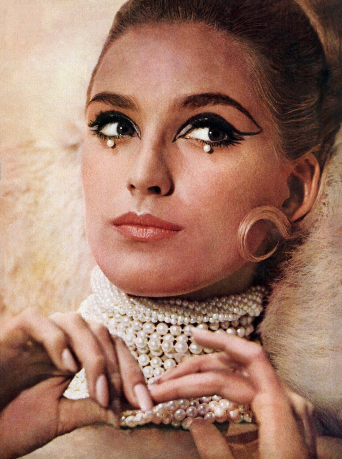 Марика Грин с макияжем от Orlane, прической от Andre Bernard и жемчугом от Mikimoto, Vogue, сентябрь 1965 года. Фотограф Норман Паркинсон