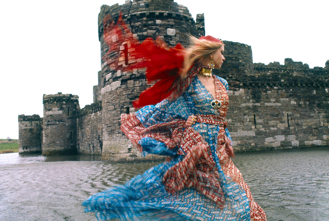Моди Джеймс в платье от Susan Small, серьгах от Ken Lane и шарфе от Lida Ascher. в замке Бомарис на острове Англси в Уэльсе. Vogue, июль 1969 года. Фотограф Норман Паркинсон