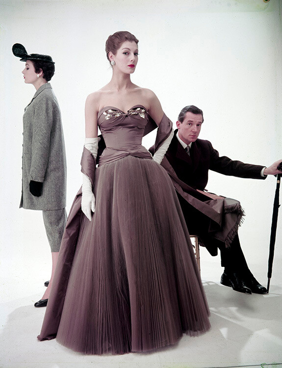 Норман Хартнелл, наиболее известный своими работами для дам королевской семьи, с (слева направо) Миртл Кроуфорд и Фионой Кэмпбелл-Уолтер для Vogue, 1953 год. Фотограф Норман Паркинсон