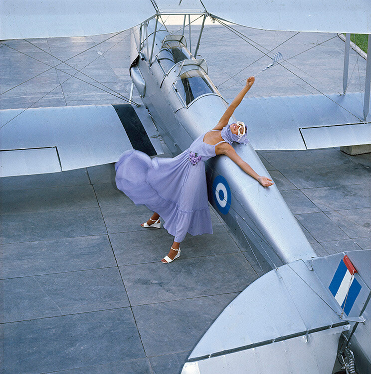 Самолет в аэропорту Афин, Vogue, 1979 год. Фотограф Норман Паркинсон