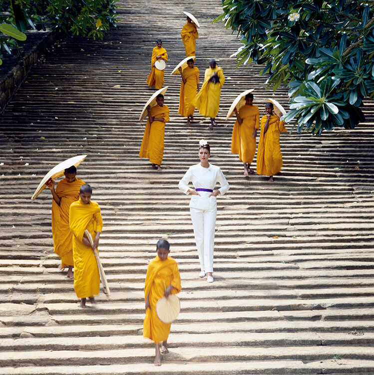 Пилар Креспи в Calvin Klein для Town Country в Шри-Ланке, март 1980 года. Фотограф Норман Паркинсон