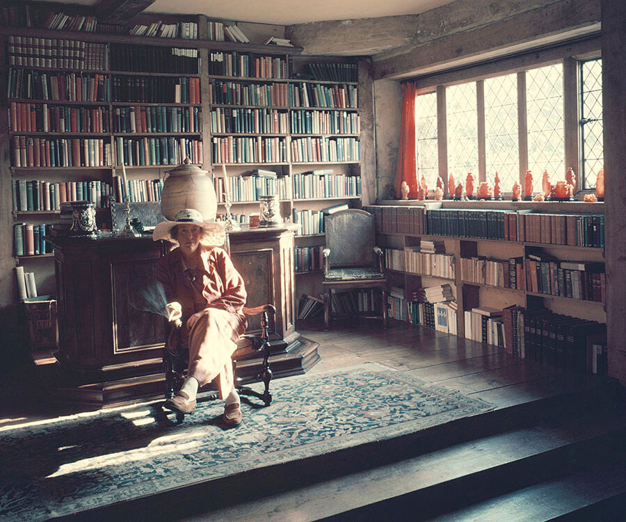 Писательница Вита Саквилл-Уэст в своей библиотеке в замке Сиссингхерст, Кент, Англия, 1949 год. Фотограф Норман Паркинсон