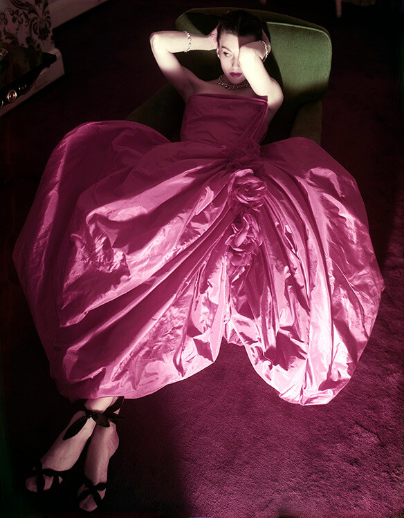 Режин Дебриз в отеле Carlyle в Нью-Йорке в тафтовом платье от Balenciaga. Vogue, 15 октября 1950 г. Фотограф Норман Паркинсон