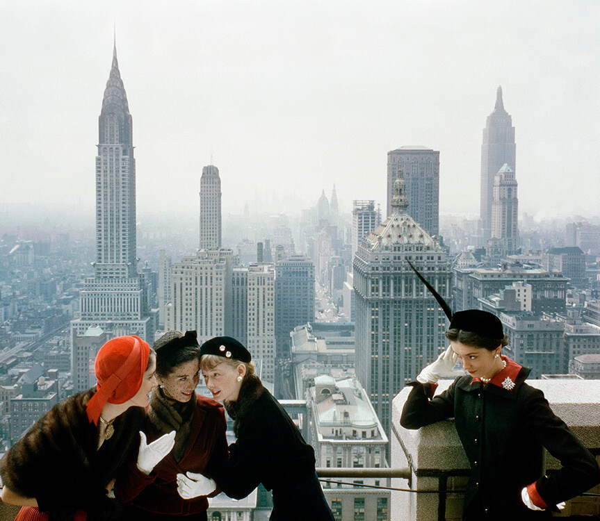 С крыши здания Condé Nast на Лексингтон-авеню. С видом на Крайслер и Эмпайр Стейт Билдинг, Нью-Йорк, Vogue, 15 октября 1949 года. Фотограф Норман Паркинсон