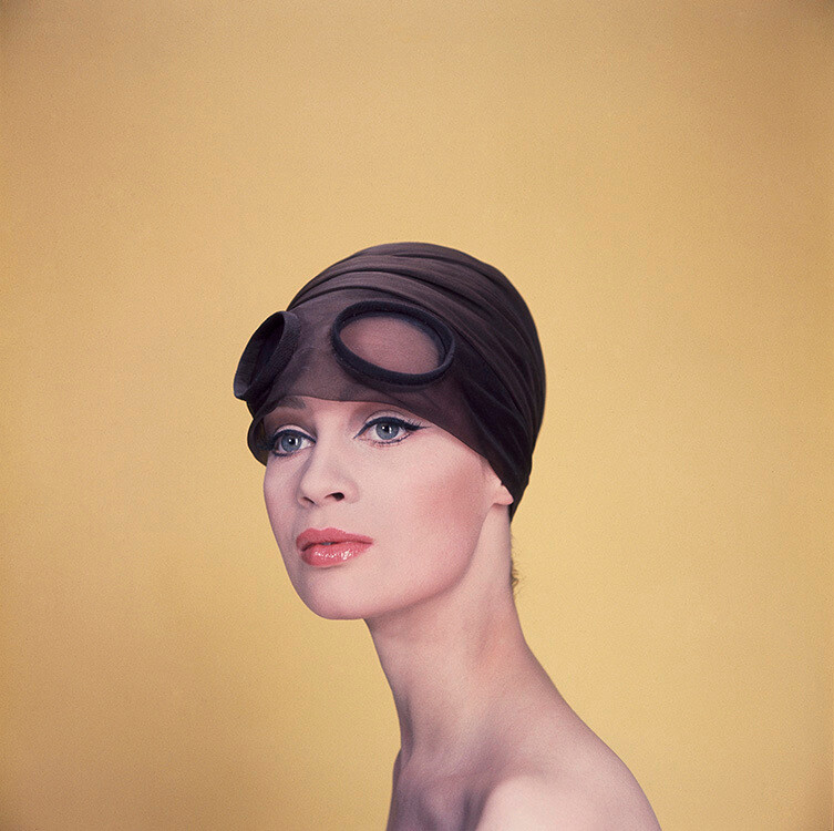 Селия Хаммонд в очках для Queen в 1964 году. Фотограф Норман Паркинсон