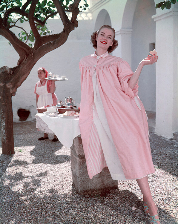 Сьюзен Абрахам в длинном розовом пальто для Vogue, июнь 1954 года. Фотограф Норман Паркинсон