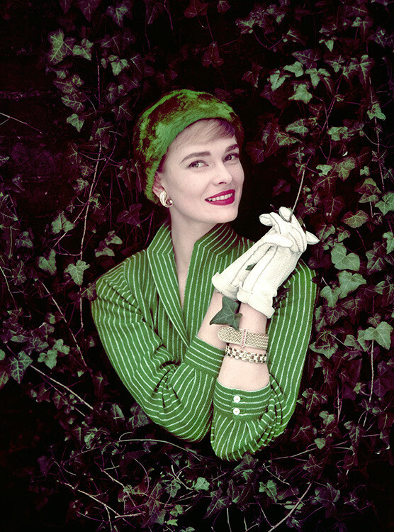 Сьюзен Абрахам в зеленой рубашке и шляпе для Vogue, февраль 1955 года. Фотограф Норман Паркинсон