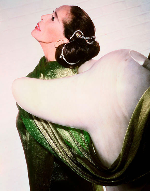 Танцовщица и хореограф Марта Грэм со скульптурой японского художника Исаму Ногучи на Лонг-Айленде, Нью-Йорк. Фотограф Норман Паркинсон