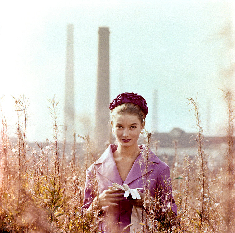 Таня Маллет у дымоходов Blackburn Mill в Ланкашире, одетая Horrockses, шляпа от Christian Dior Chapeaux и косметика Coty. Опубликовано на обложке Vogue в середине марта 1960 года. Фотограф Норман Паркинсон